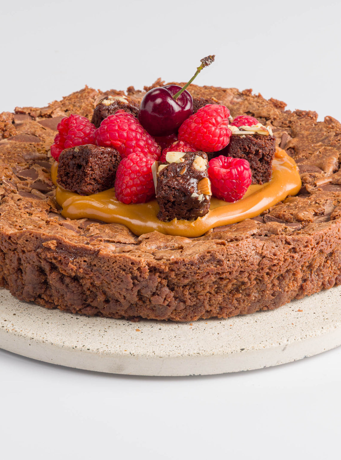 Torta Brownie con Arequipe y Frutos Rojos Navidad