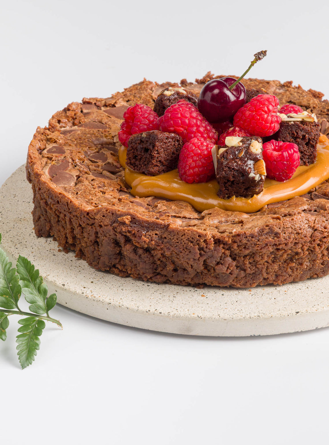 Torta Brownie con Arequipe y Frutos Rojos Navidad